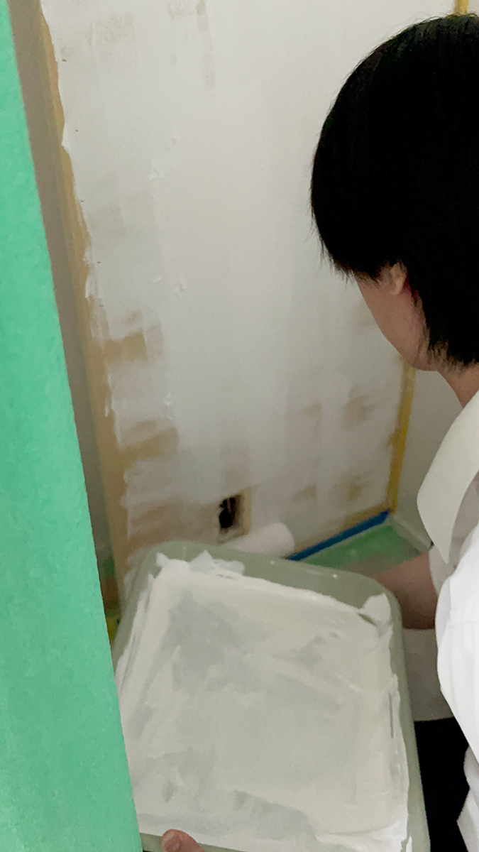プライマーを壁に塗っている写真