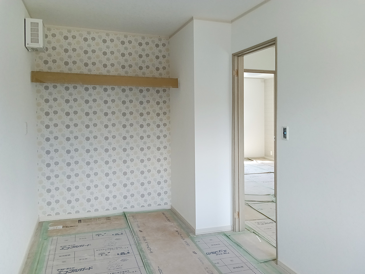 北欧テイストのアクセントクロスを採用した洋室B