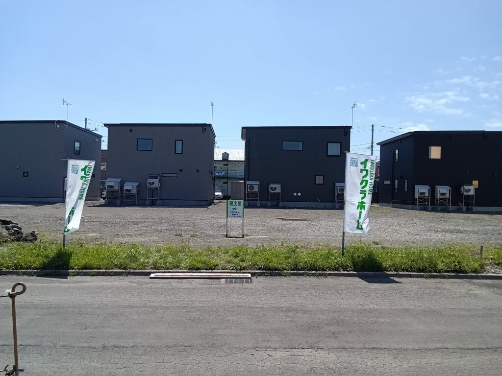 北海道登別市新生町の建築条件付き宅地を正面から撮影した現地写真。前面道路に面した宅地の全体が見える