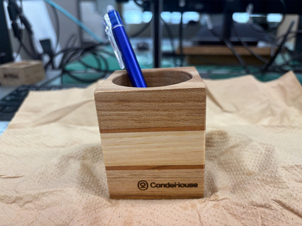 カンディハウスのクラフト体験で作った、CondeHouseのロゴが刻印された濵オリジナル木製ペンスタンド
