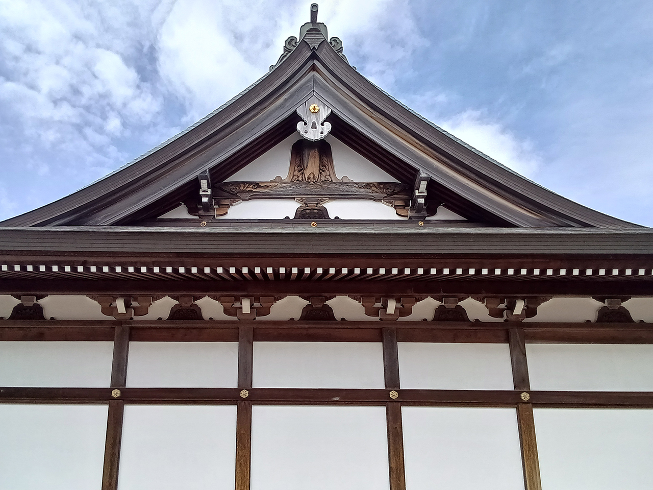 安平町指定文化財・瑞雲寺の本堂アップ