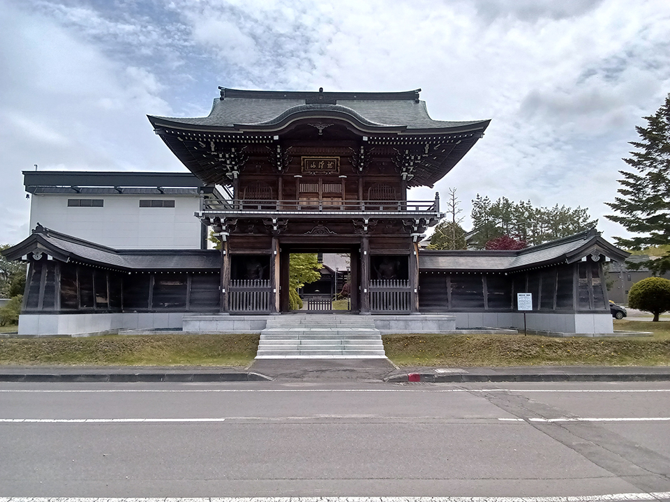 安平町早来にある文化財、瑞雲寺の荘厳な山門。建築のプロが惹かれる歴史的建造物。