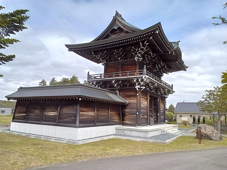 瑞雲寺の山門を裏側から撮影した全景写真。安平町の静かな空気に溶け込む荘厳な建築美。