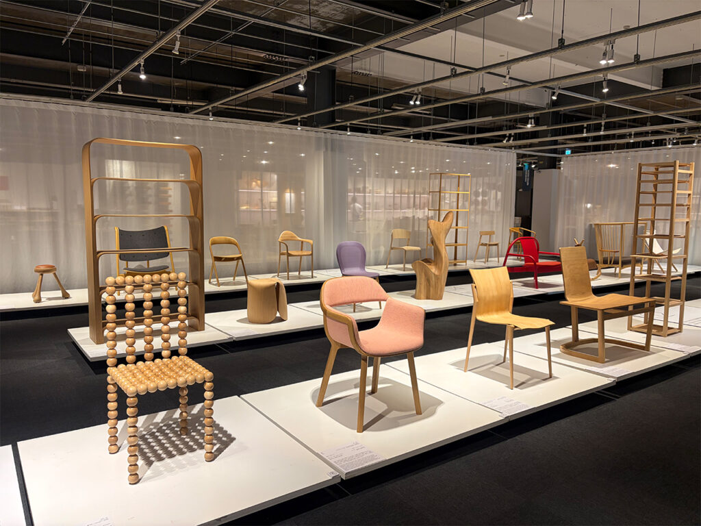 旭川デザインセンター（ADC）のギャラリーに展示された、国内外の個性豊かなデザイナーズチェアの数々