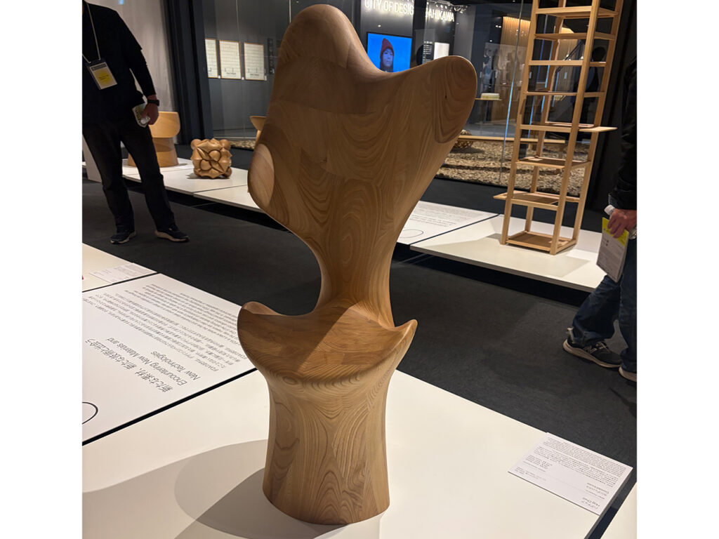 旭川デザインセンターに展示された、IFDA 2024の受賞作品である木製の「ハグチェアー（Hug Chair）