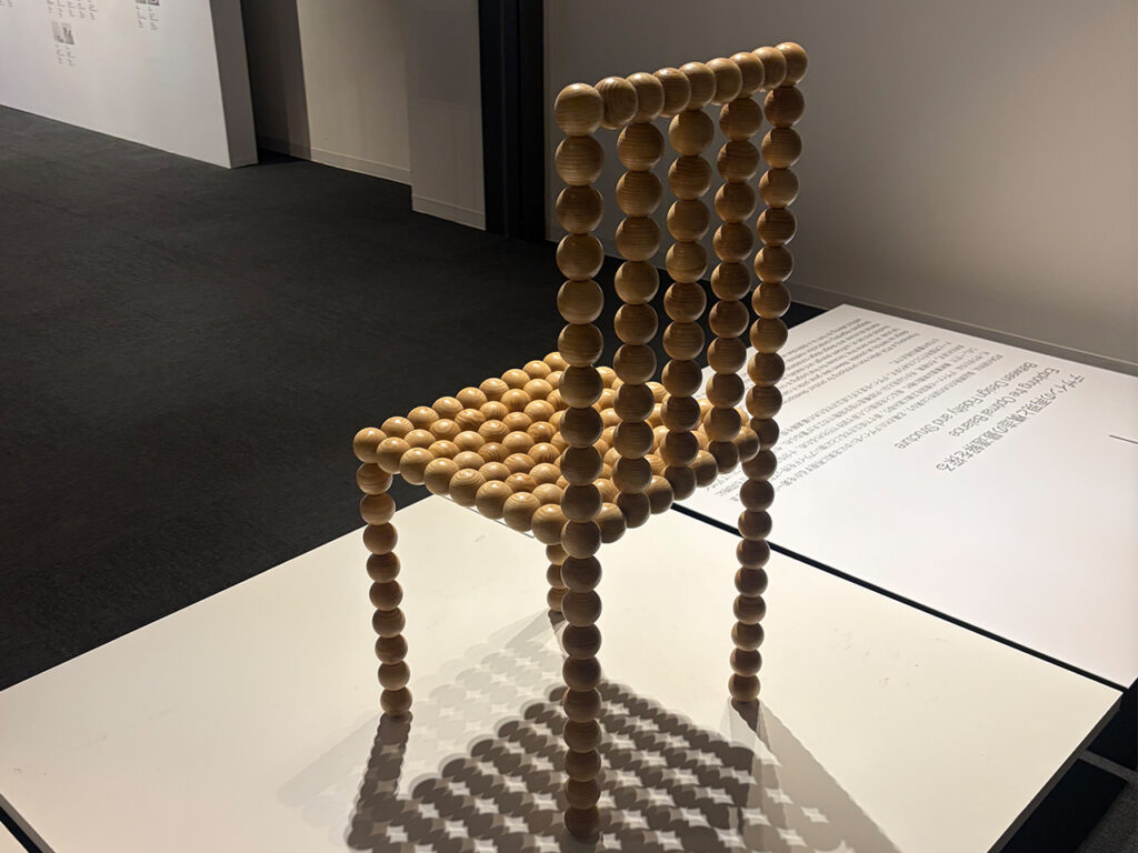 旭川デザインセンターに展示された、木製の球体を連結して作られたユニークなデザインの「玉の椅子」