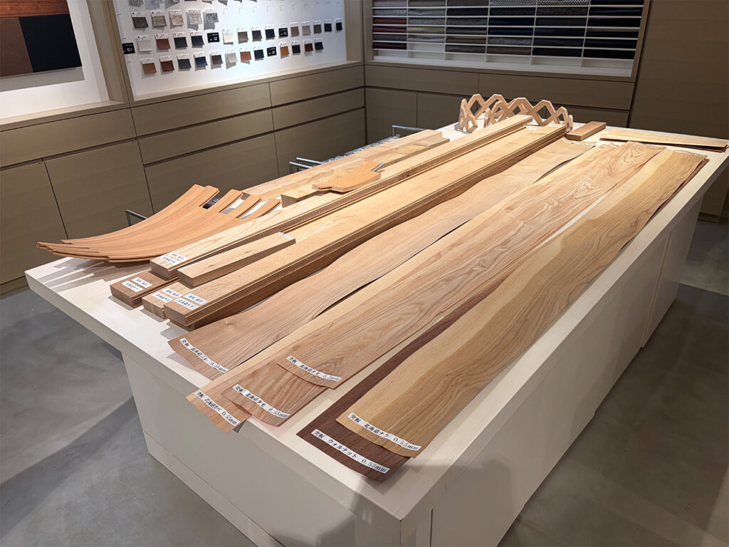 カンディハウス旭川ショップに展示された、北海道産のニレやタモ、ナラなどの美しい木目が並ぶ「突板・単板」のディスプレイ