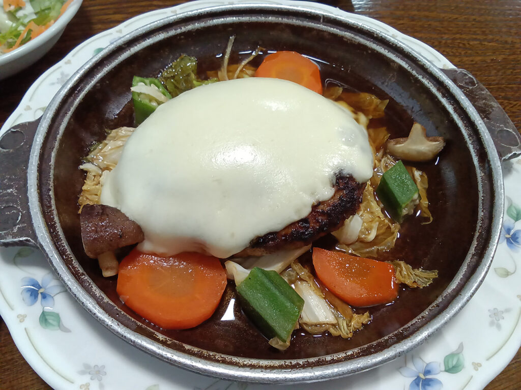 レストランみやもとの看板メニュー。黒酢和風ソースでいただくカチョカバロと野菜のハンバーグ。