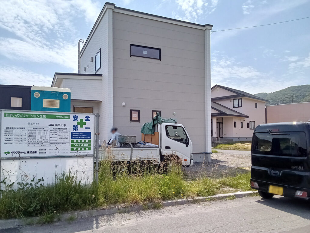 足場が外れた登別市新生町モデルハウスの外観(斜め前からの様子)