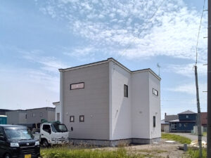 【登別市新生町】新モデルハウス工事進捗！仕上がりの美しさを決める「クロス下地処理」をレポート