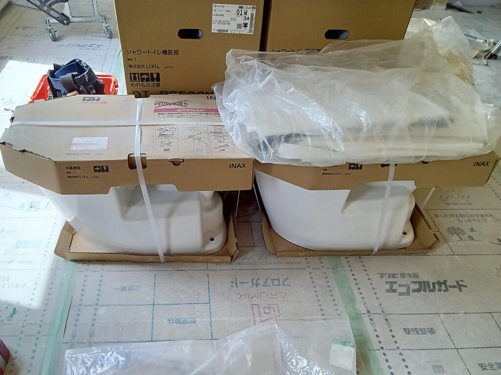 現場に無事納品された、登別市新生町モデルハウス用の便器本体