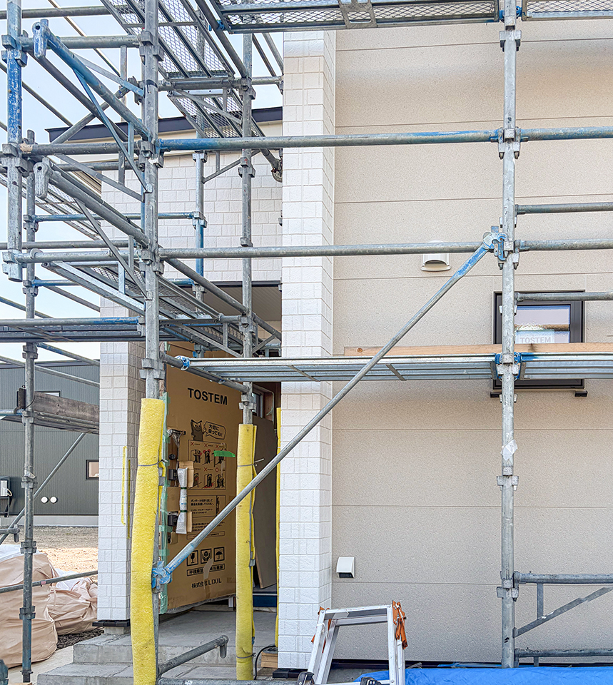 登別市新生町で建設中の新モデルハウスの外観。外壁工事が進み、完成が近づく建築現場の様子。