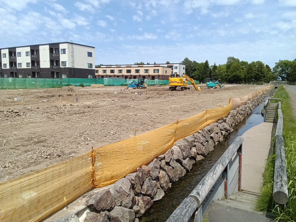 水路に面したウィズランド屯田Ⅱの西面