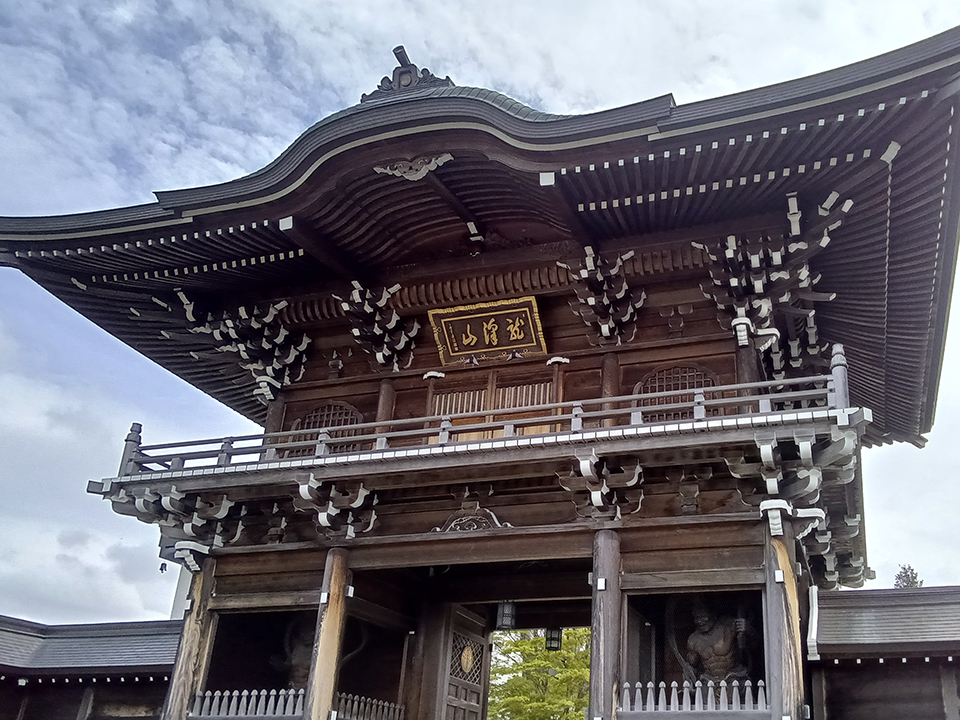 安平町指定文化財・瑞雲寺の歴史を感じる木造建築。打ち合わせ前の近隣散策にて。