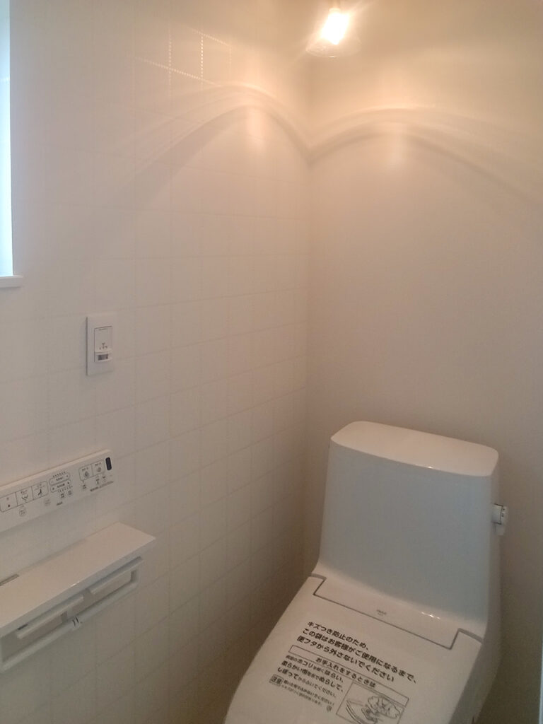 ペンダントライトの光によって、トイレの天井へ美しく浮かび上がるハート（波）状の照明の影の演出