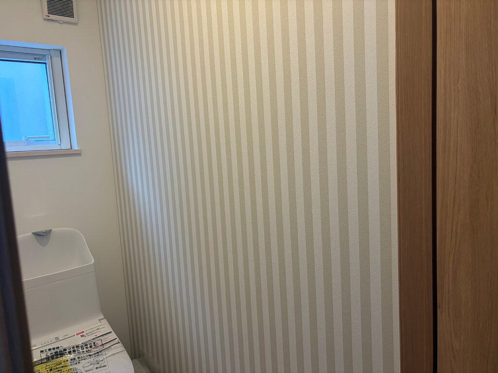 トイレの壁一面に使用したサンゲツのSP2592