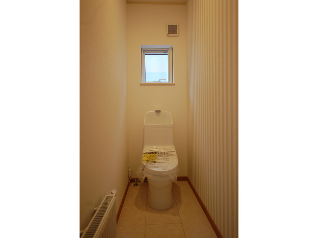 トイレの壁一面に使用したサンゲツのSP2592(全体)