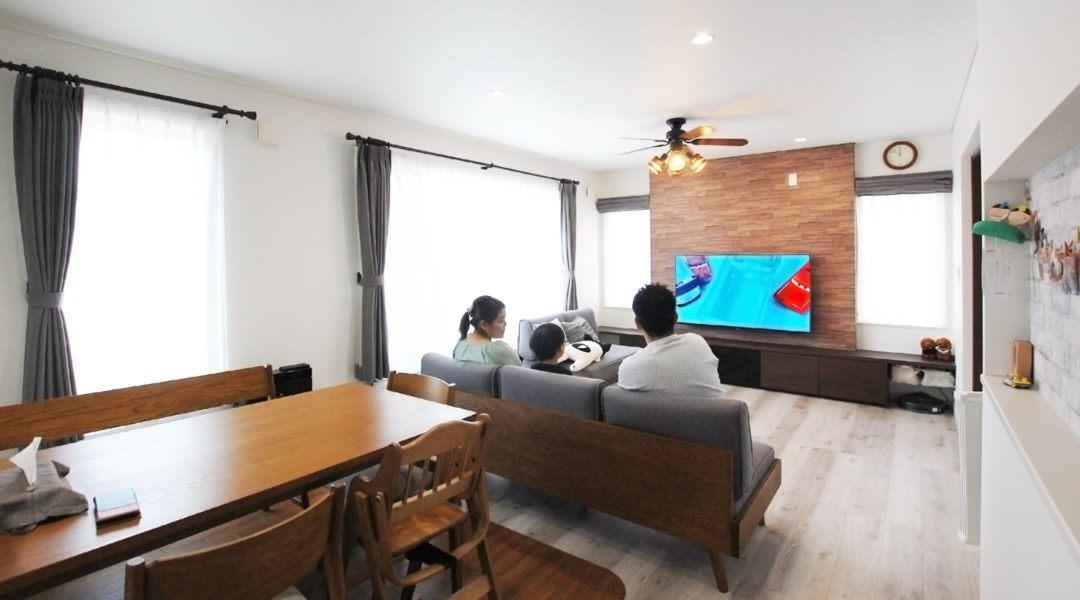 リビングスッキリ おしゃれな壁掛けテレビがある住まい イワクラホーム