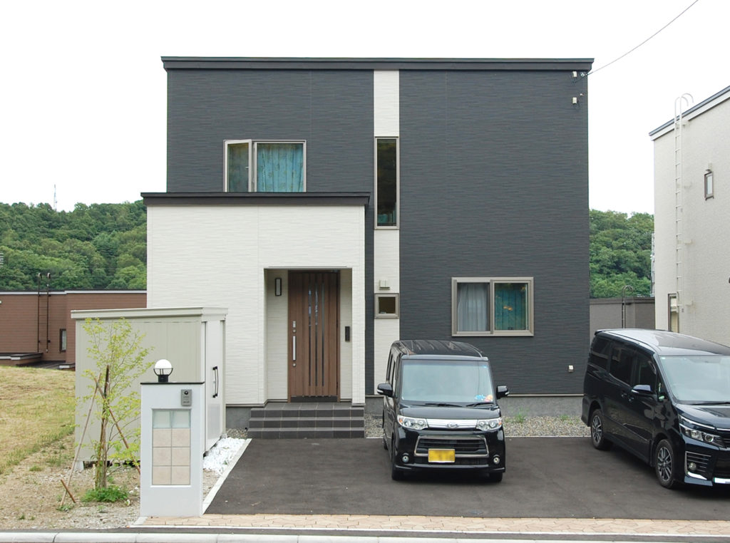 リビングスッキリ おしゃれな壁掛けテレビがある住まい イワクラホーム