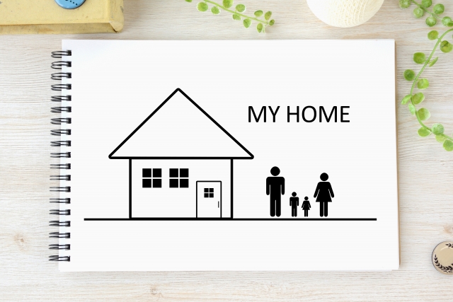 画用紙に描かれたマイホームと家族のイラスト