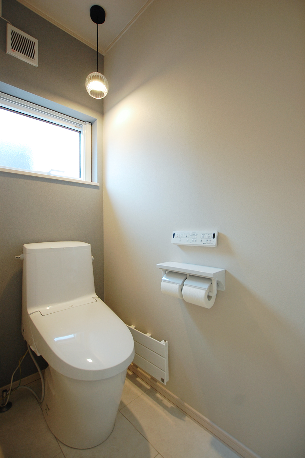 ペンダント照明が素敵なトイレの写真