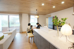 回遊動線×家事ラク設計！忙しい共働き夫婦が選んだ平屋の住まい