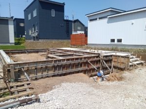 【室蘭市八丁平の建築中モデルハウス】基礎工事が進行中！9月中旬完成予定