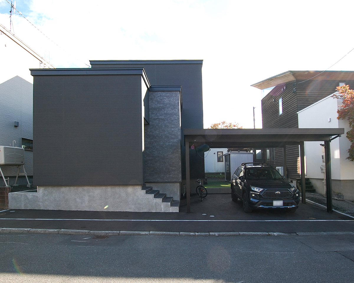 Y様邸のスタイリッシュでモダンな外観。素材の組み合わせが美しく、周囲の景観に調和した注文住宅。