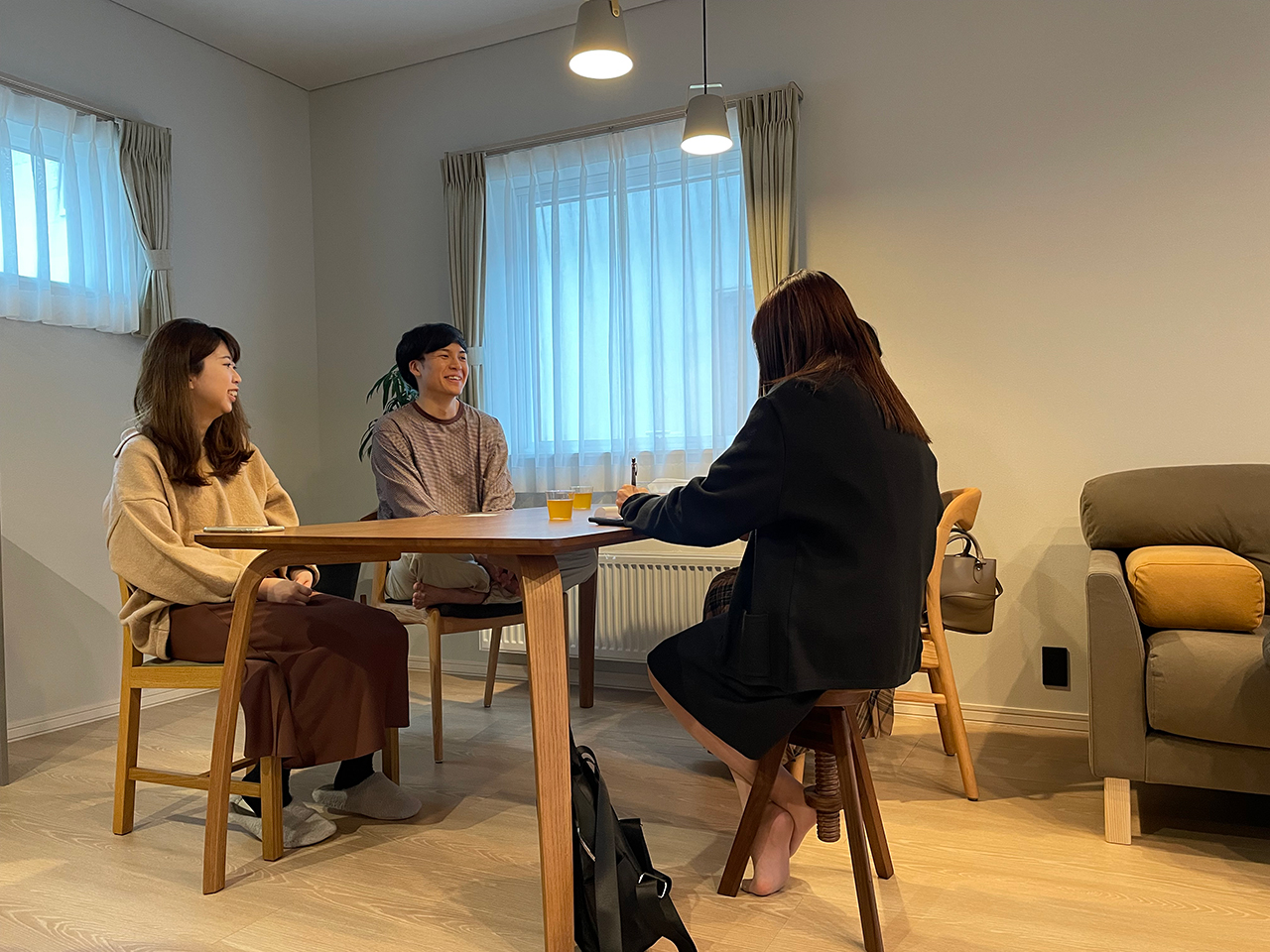 「Y様ご夫妻が笑顔でお話しされる取材風景。