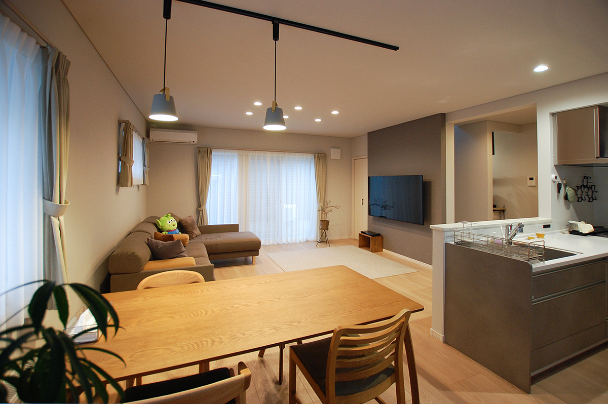 「Y様邸の広々としたLDK。リビング・ダイニング・キッチンが一体となった開放的な空間。