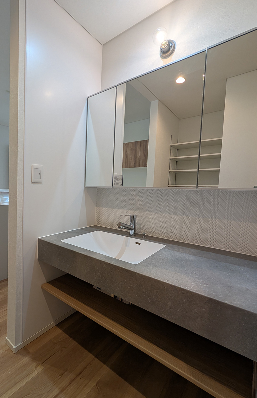 お引き渡し時のスマートサニタリーU。すっきりとした洗面カウンター