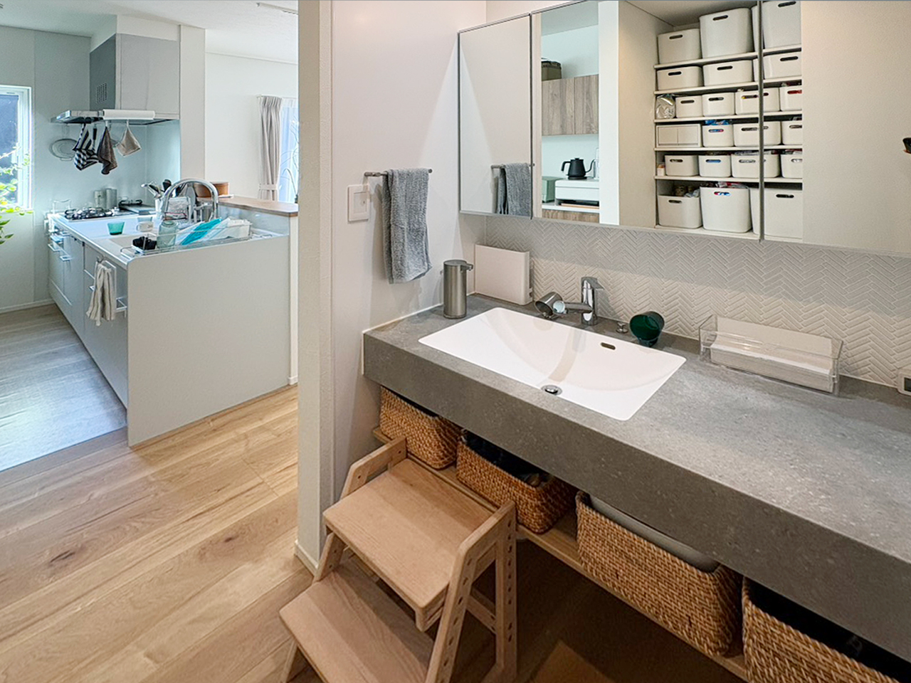入居後のスマートサニタリーU。キッチンへとつながる動線とステップを使う様子