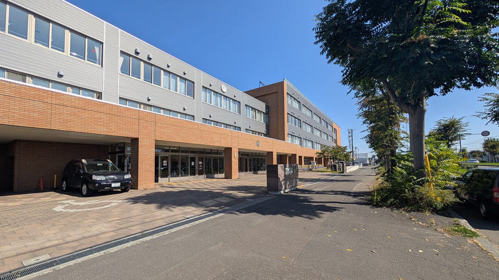 屯田小学校の校舎。徒歩13分で通える子育て世帯に安心の環境。