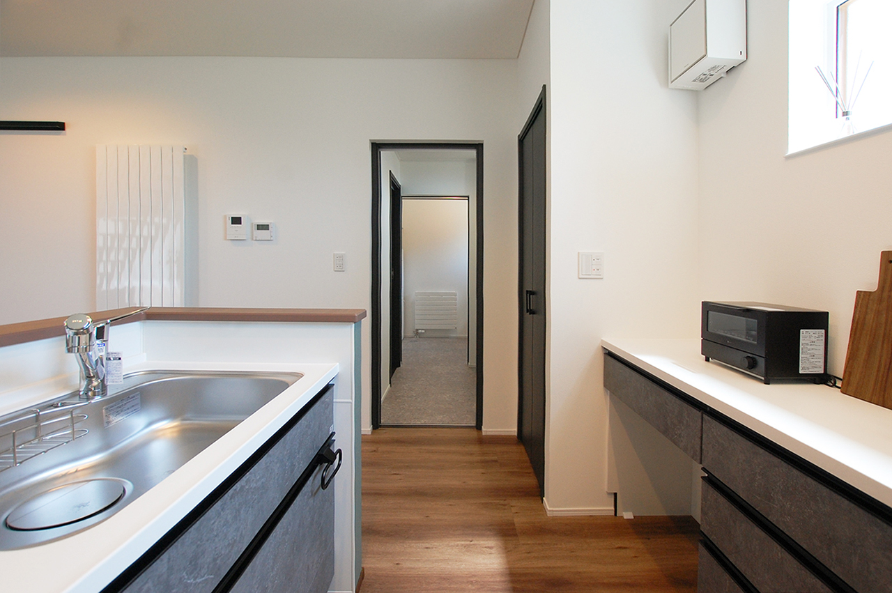 ウィズランドあずさモデルハウス キッチンから見た洗面、脱衣室