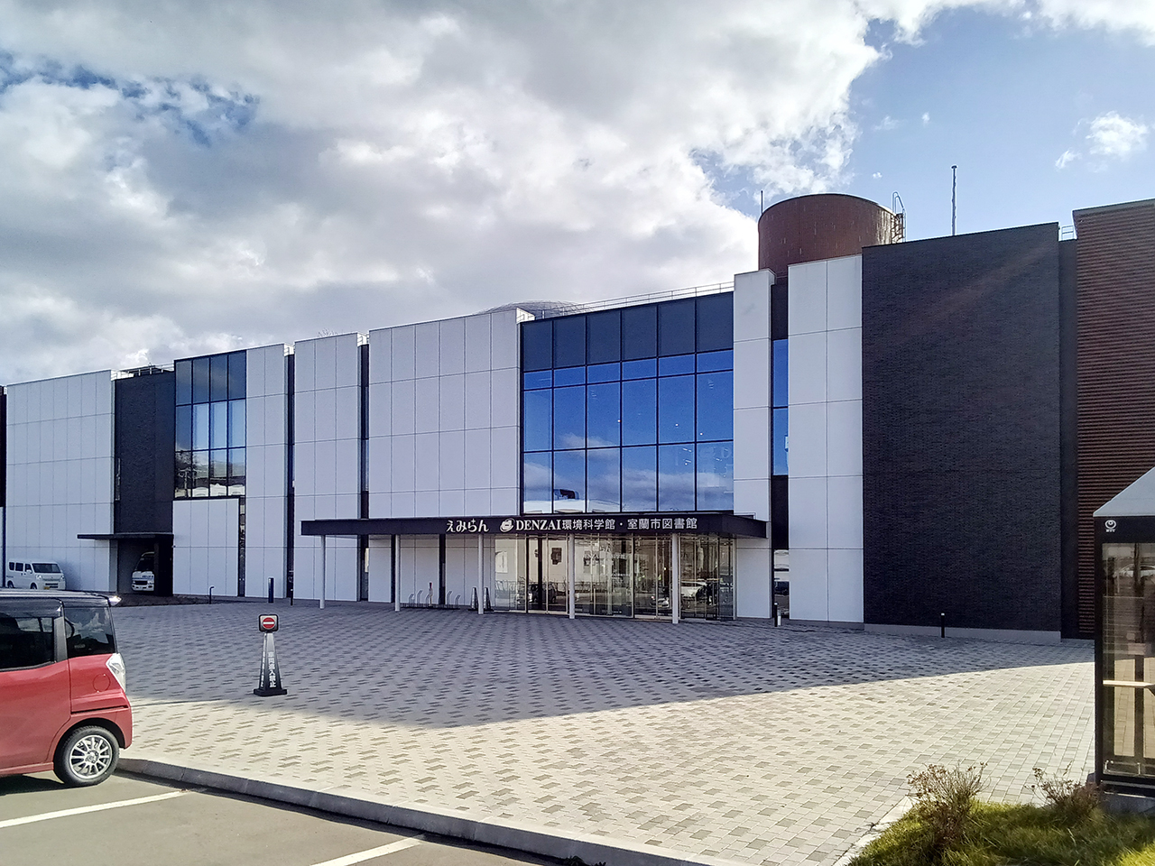室蘭市の複合施設えみらんの外観全景
