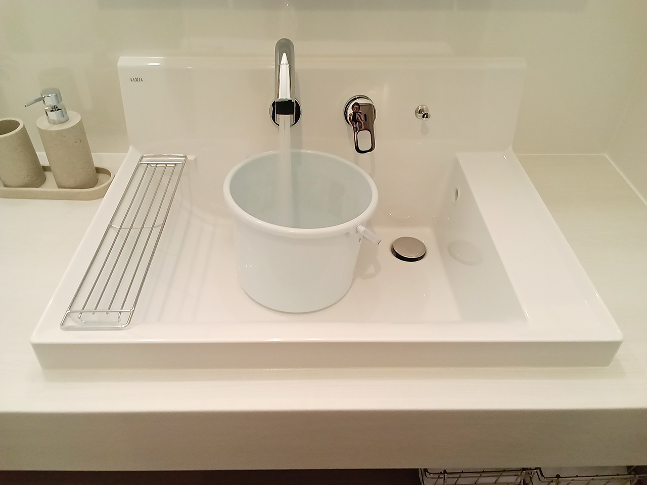 勢いよく水を出している様子