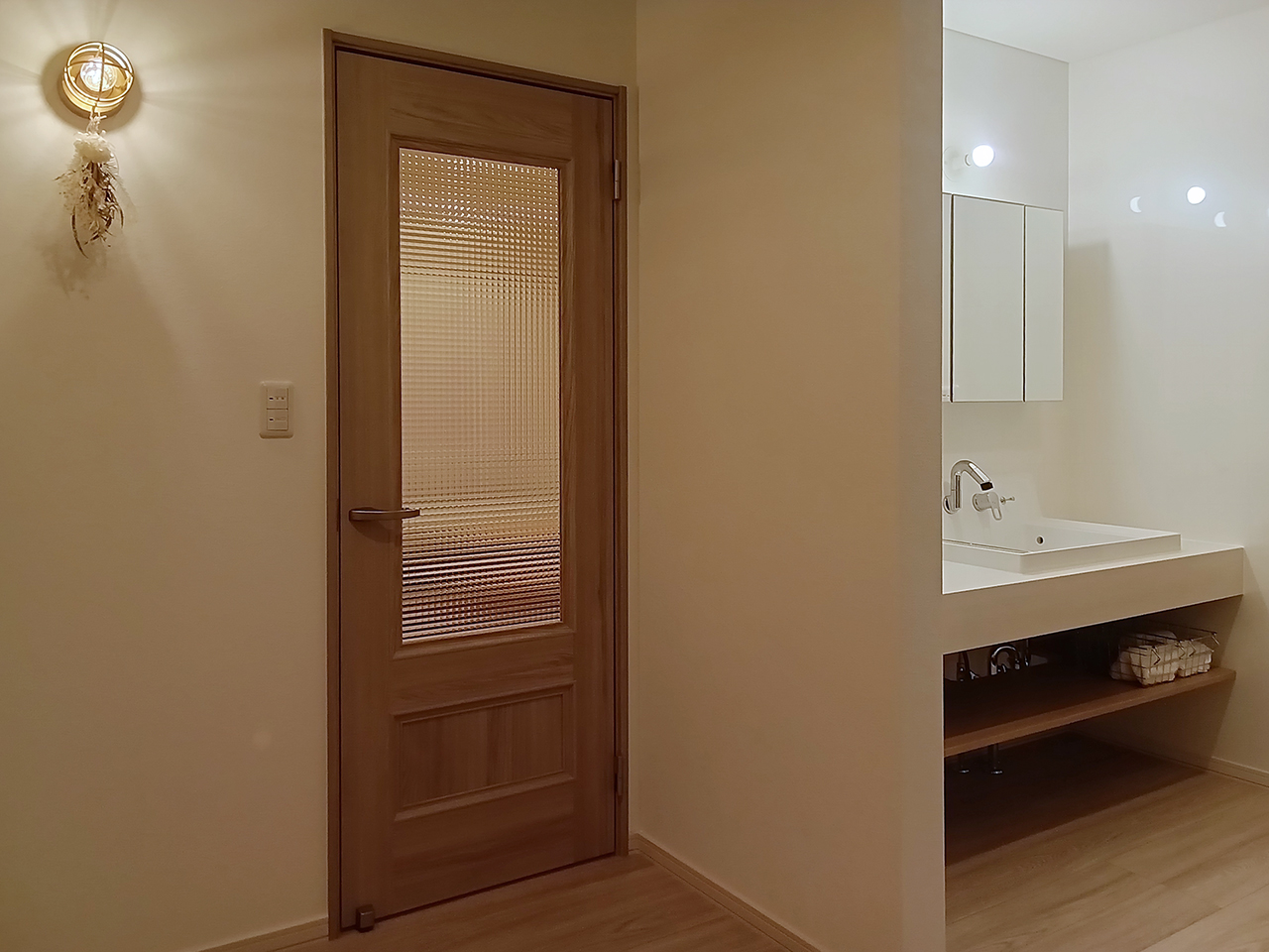 八丁平3-12モデルハウスの玄関ホール側から見た洗面コーナー