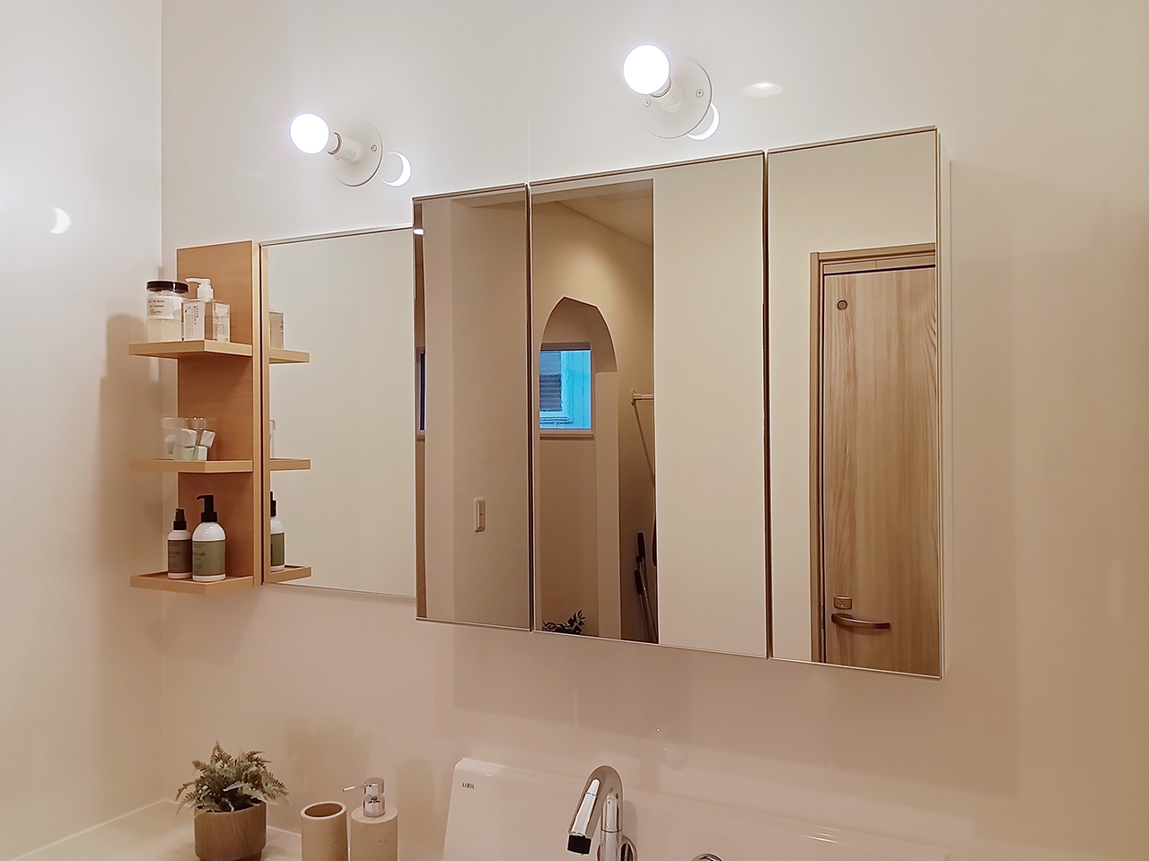 三面鏡収納付きのLIXILミラーを採用した八丁平3-12モデルハウスの洗面コーナー