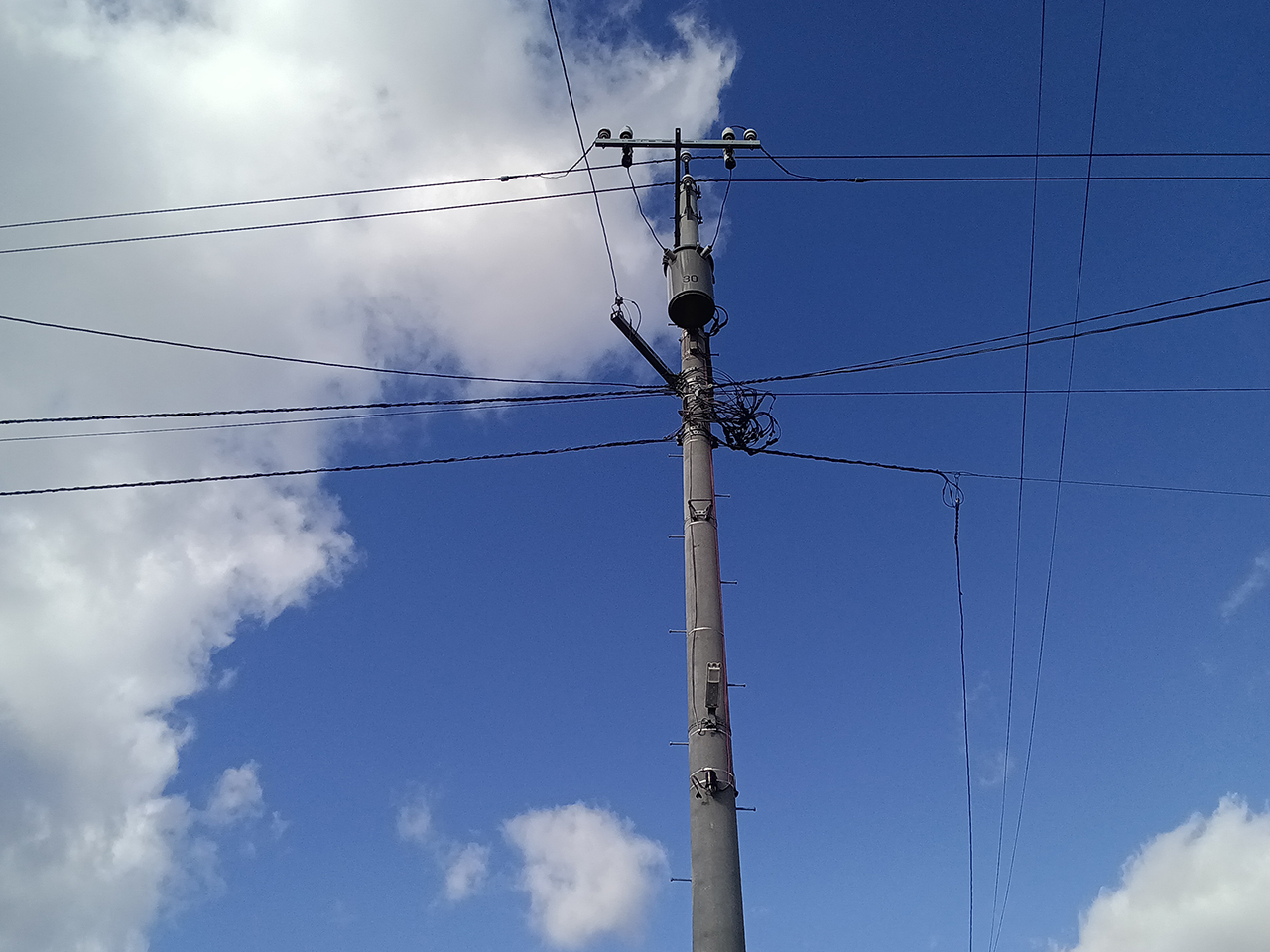 室蘭市内の土地調査で見上げた青空