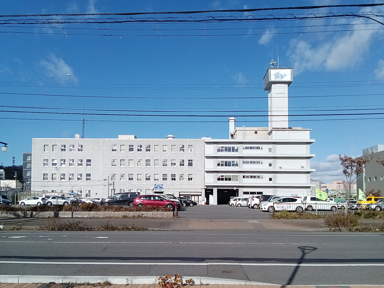 室蘭市役所裏手の駐車場側からの様子