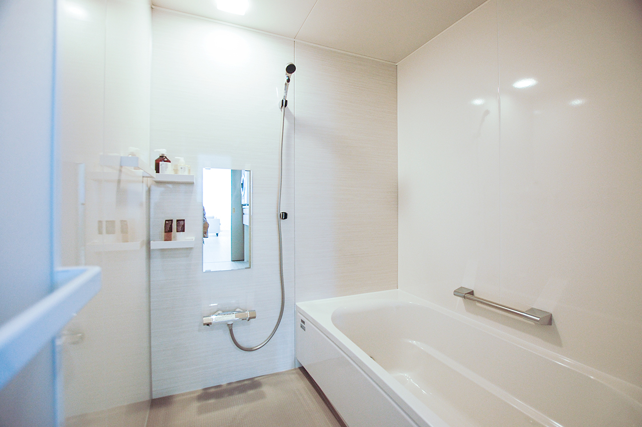 タカラスタンダード「リラクシア」の実例。白い浴槽と白い壁パネルで統一された、無駄をそぎ落としたシンプルなバスルーム。