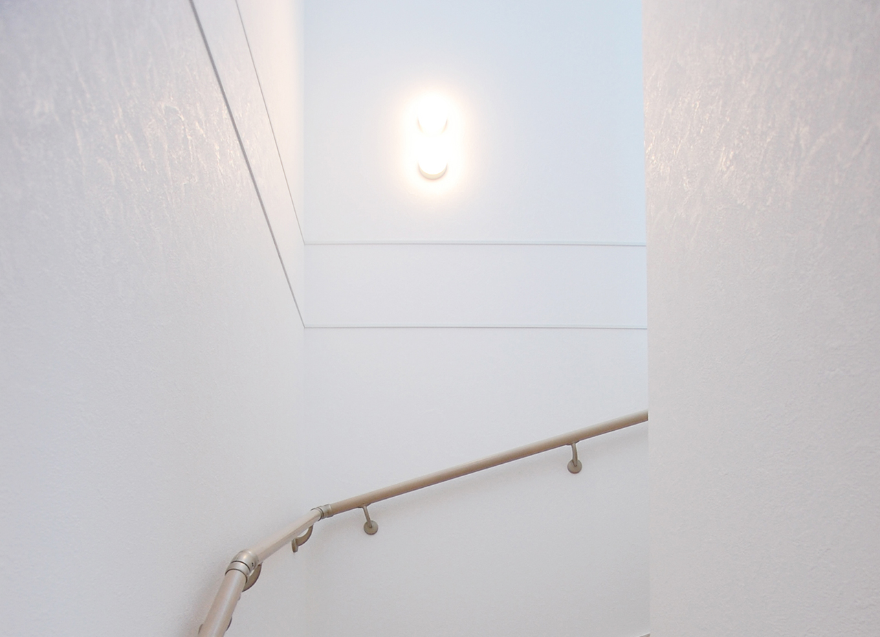 階段の壁にSP2501を採用した内観。大きめの塗り跡が特徴で光の陰影が美しい北欧ナチュラルな空間