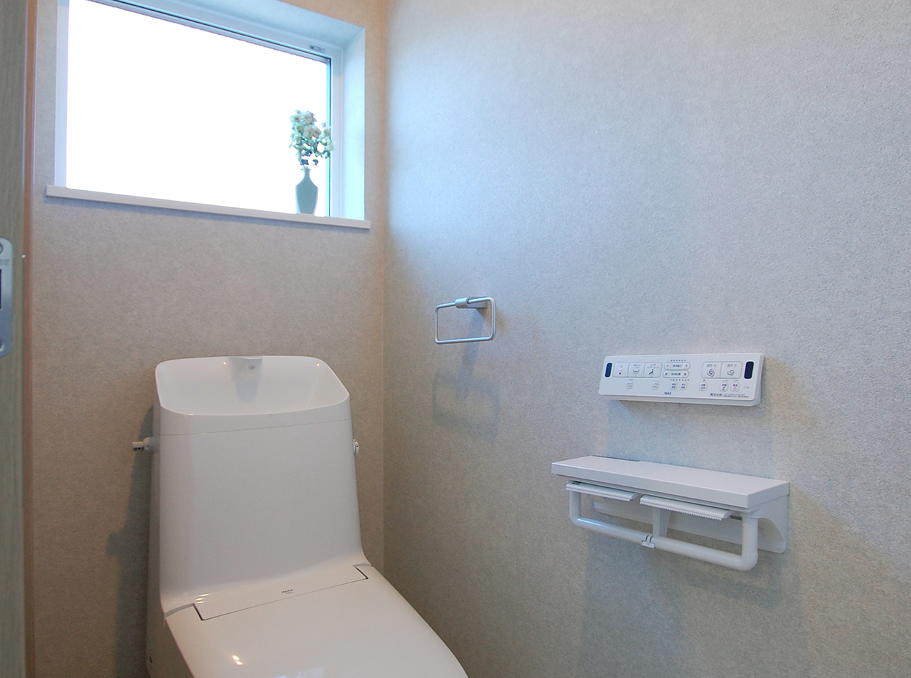 SP2563の淡いコンクリート柄を壁全面に採用したトイレ。標準クロスとは思えない上質な仕上がり