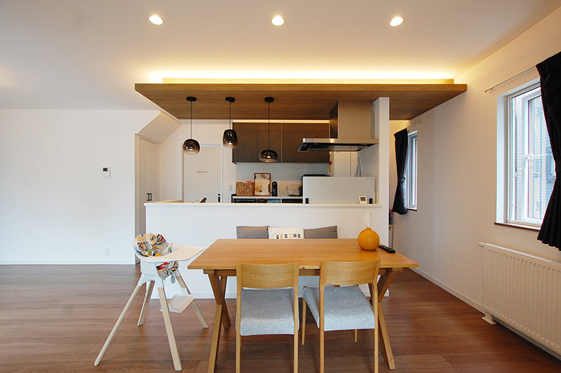 木の温もりと「光のライン」が心地よい、家族のナチュラル・キッチン