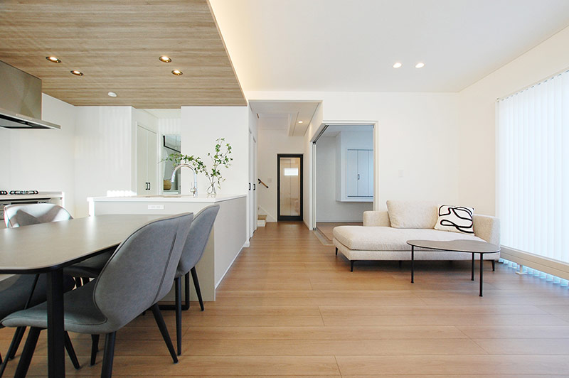 対比効果でリビングがより開放的