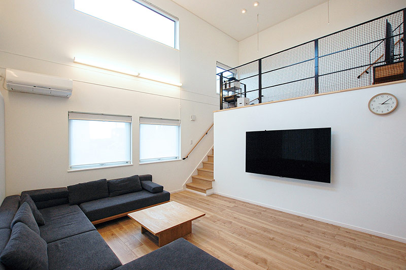 高い天井とスキップフロアが生む圧倒的な開放感