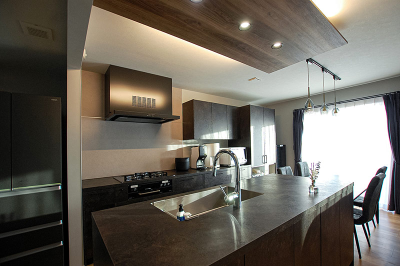 キッチン上に折り下げ天井を採用した住まい