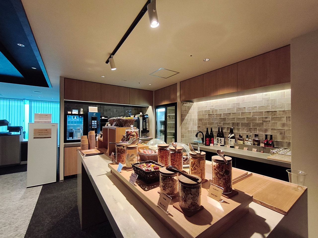 登別万世閣LEVEL Mのバーカウンター。ドリンクやジェラート、スナック類が楽しめる食べ飲み放題のサービス。