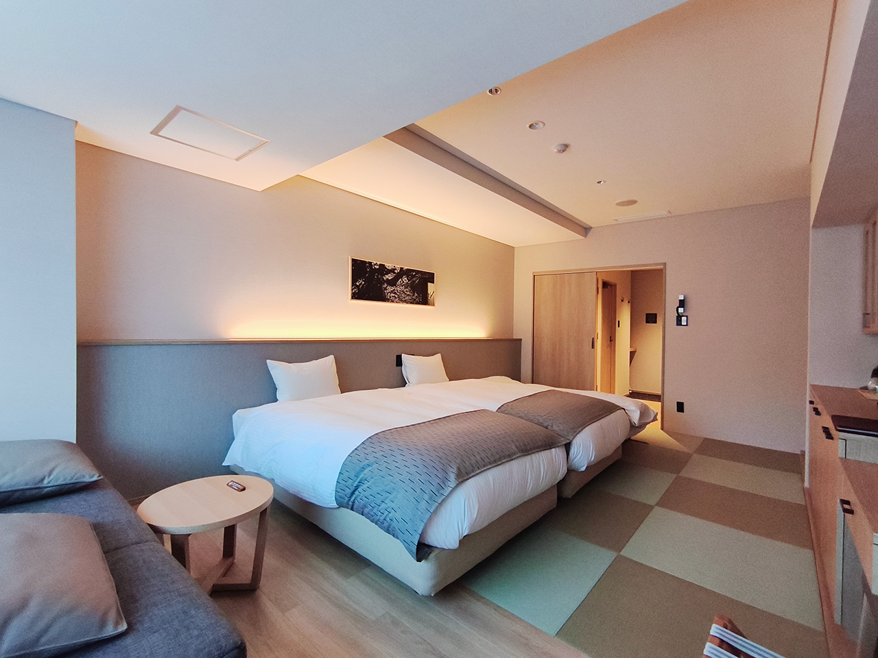 琉球畳とローベッドを組み合わせたジャパンディな寝室のインテリア例