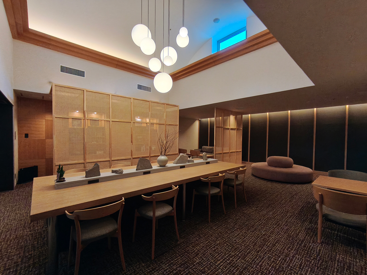 登別万世閣LEVEL Mのジャパンディスタイルな開放感あるラウンジ